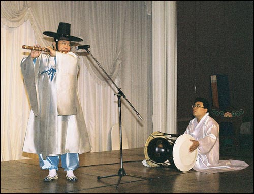 식전행사 공연 중 이생강 무형문화재 기능보유자의 대금산조 공연이 있었다. 